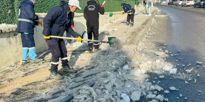 Hakkari belediyesinin buzla mücadelesi sürüyor