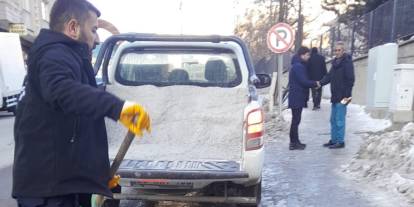 Buz pistine dönen yollar tuzlanıyor