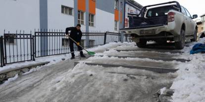 Hakkari'de Sibirya Soğukları: Yollar ve merdivenler buz tuttu