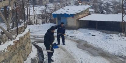 Hakkari'de yol tuzlama çalışması ikinci haftasında