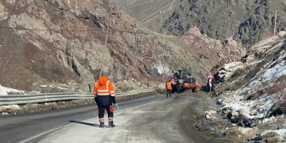 Yüksekova-Hakkari kara yoluna düşen taşlar temizlendi