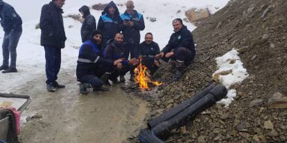 Belediye ekiplerinin kar yağışı altında zorlu çalışması