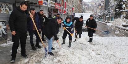 Belediye'nin kürekli kar timi 4 kolda çalışma başlattı