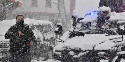 Hakkari polisi kar kış demeden görev başında