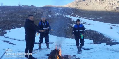 Hakkari'de dondurucu soğukta su arızası çalışması