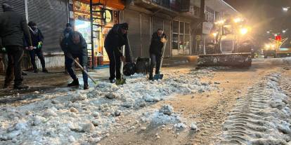 Şemdinli'de karla mücadele gece boyunca devam etti