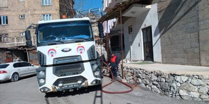 Hakkari’de İtfaiye ekipleri, yüzlerce aileye su taşıyor