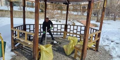 Hakkari’de kış ortasında park temizliği