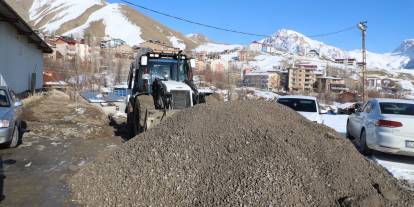 Hakkari’de geçit vermeyen yola PMT döşendi