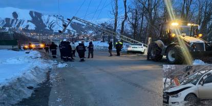 Hakkari'de otomobil elektrik direğine çarptı 2 yaralı