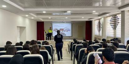 Hakkari’de öğrencilere trafik eğitimi verildi