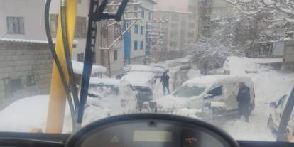 Hakkari’de karla mücadele sabaha kadar sürdü