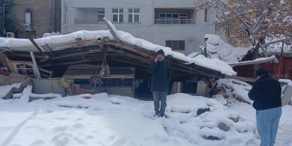 Hakkari'de kar yağışına dayanamayan mobilya atölyesi çöktü