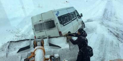 Yolda kalan araçlar kurtarıldı