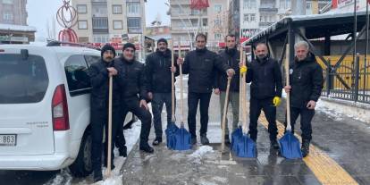 Hakkari caddeleri buzdan temizlendi