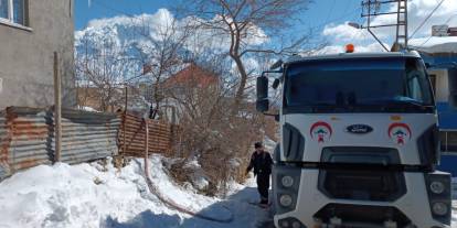 Hakkari İtfaiye ekibinden ailelere su desteği