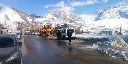 Hakkari’de karla mücadele çalışmaları sürüyor