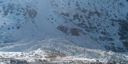 Hakkari Olgunlar yoluna düşen çığ temizlendi