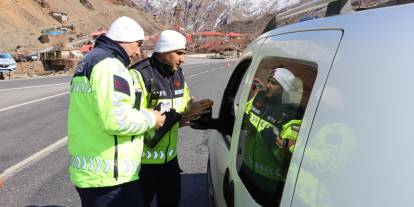 Hakkari Jandarmadan sivil kıyafetli trafik denetimi