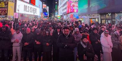 New York Times Meydanı’nda teravih namazı