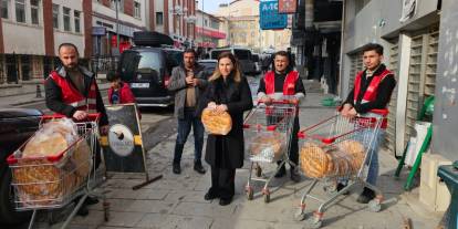 Hakkari CHP Ramazan pidesi dağıttı