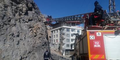 Hakkari’de tehlike saçan kayalar güvenli şekilde indirildi