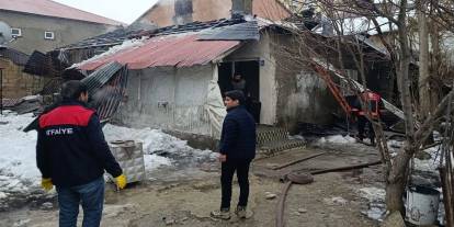 Hakkari’nin Yüksekova ilçesinde bir evde çıkan yangın, korkulu anlar yaşattı