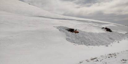 Hakkari'deki üs bölgelerde 5 metre karla mücadele