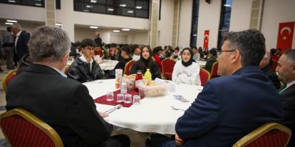 Vali Ali Çelik, iftarını öğrencilerle birlikte açtı