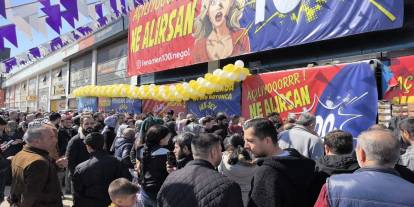 Bursa'da İndirim Yüzünden Birbirlerini Ezdiler
