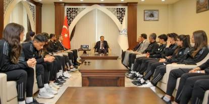 Şampiyon Yüksekova Spor'dan Vali Çelik'e Ziyaret