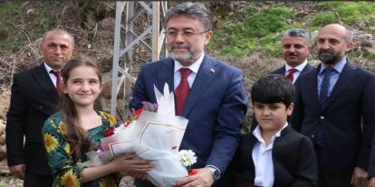 Bakan Yumaklı, Çukurca'da dengbejleri dinledi