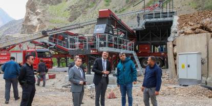 Vali Ali Çelik, mobil konkasör tesisi yerinde denetlendi