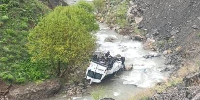 İşçileri taşıyan minibüs dereye yuvarlandı: 2 ölü, 3 yaralı