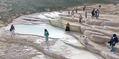 Öğrenciler travertenleri gezerek fotoğraf çektirdi