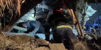 Yüksekova'da çöken ahırdaki hayvanlar kurtarıldı
