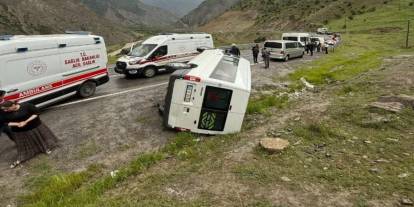 Hakkari’de öğrenci servis aracı kaza yaptı