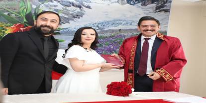 Mahmutoğlu, Ceyhan Çifti’nin nikahını kıydı