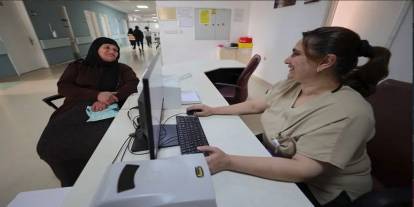 Nezaket Hemşire 30 Yıldır Hastalara Şefkatle Bakıyor