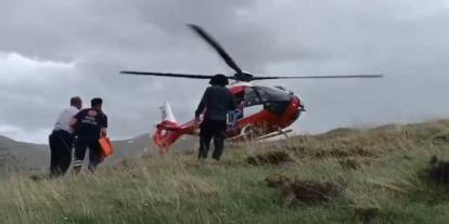 Dağda mahsur kalan vatandaşı helikopter kurtardı