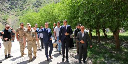 Vali Çelik'ten Çimenli  ve Geçitli'ye halı saha müjdesi