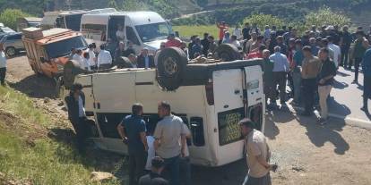Öğrenci minibüsü kaza yaptı 6 yaralı