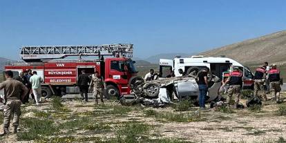 Van'da iki araç kafa kafaya çarpıştı: 4 ölü, 2 yaralı