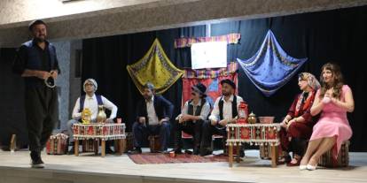 Şemdinli'de öğretmenlerden 'Komşu Köyün Delisi" tiyatrosu etkinliği