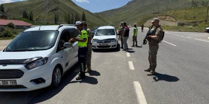 Hakkâri’de Jandarmadan yol uygulaması: 5 sürücüye ceza