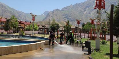 Hakkari Belediyesi’nden parklarda temizlik seferberliği