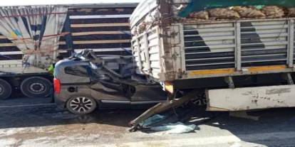 TIR hafif ticari  araca çarptı 5 kişi hayatını kaybetti