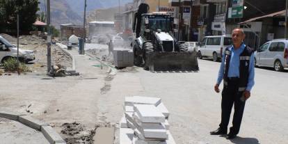 Hakkari’deki kaldırımlar bazalt taşıyla yenileniyor