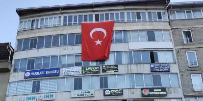 Hakkari, Terörsüz Türkiye’ye bayrakla destek verdi