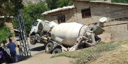 Beton mikseri ahırın üzerine yan yattı